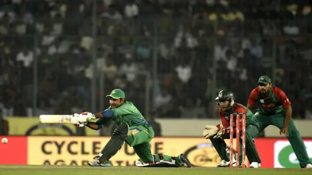 سرفراز نے دھوکہ نہیں دیا اور نصف بغیر اپنی وکٹ گنوائےبغیر نصف سنچری سکور کی۔