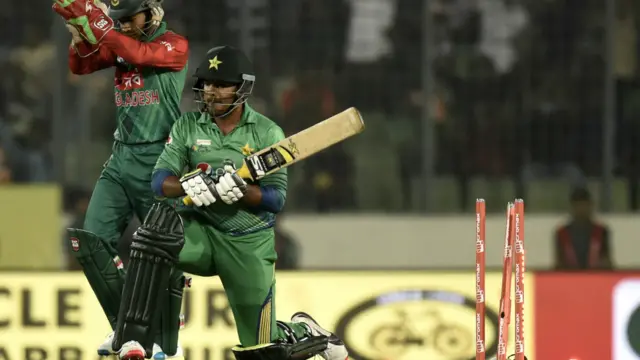 شرجیل خان دس رن بنا کر بولڈ ہو گئے۔