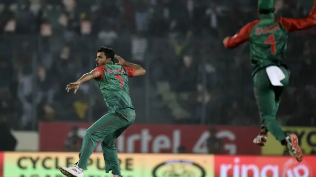 بنگلہ دیش کے بولروں کو اننگز کے شروع ہی میں بڑی کامیابیاں حاصل ہوئیں۔