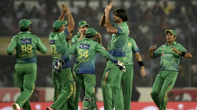 ابتدائی اوور میں صرف محمد عرفان وکٹ نکالنے میں کامیاب رہے۔