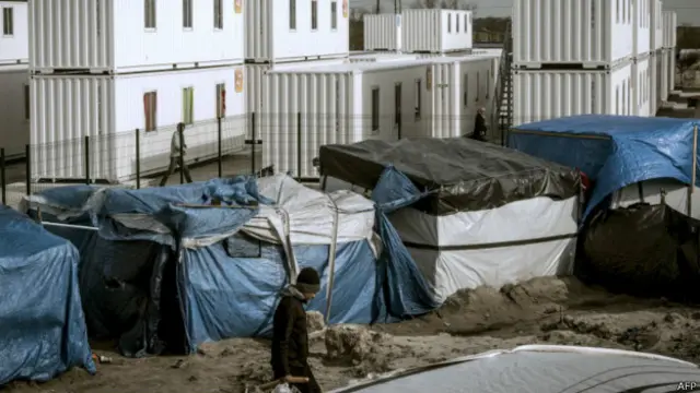 Hakimiyyət orqanları miqrantları yaşayış üçün uyğunlaşdırılmış yük konteynerlərində və Fransanın başqa yerlərindəki mərkəzlərdə məskunlaşdırmaq istəyir