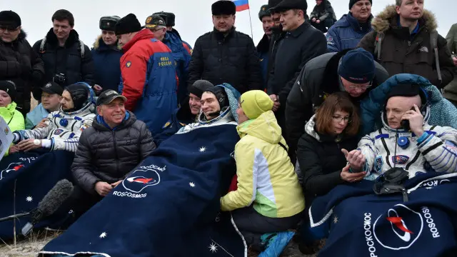 Космонавты Михаил Корниенко, Сергей Волков и Скотт Келли (слева направо) после приземления