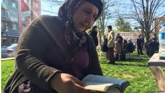 Eşi Hakkı Doğan Sav Soma'da ölen kaybeden Gülizar Sav duruşma arasında İş Cinayetleri Almanağı'nın 2015 yılı sayısını okuyor.