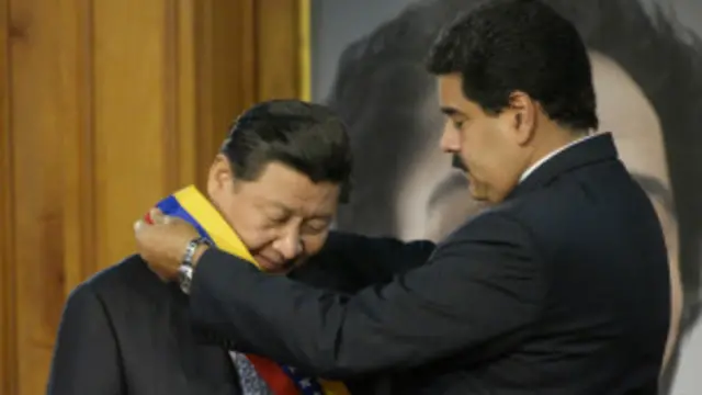 Maduro homenajea a Jinping en el Palacio Miraflores en 2014.