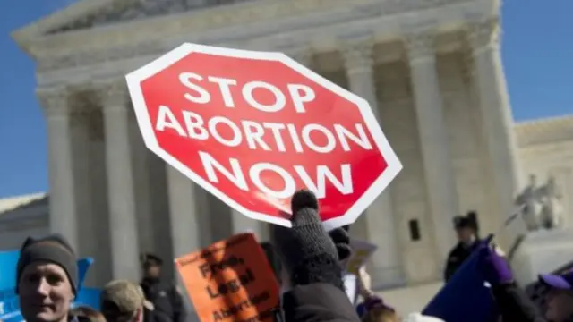 美国最高法院的判决至今仍在美国社会中引起争议,部分反堕胎团体一直争取推翻判决,而支持堕胎权的人士则要求维持最高法院的判决。