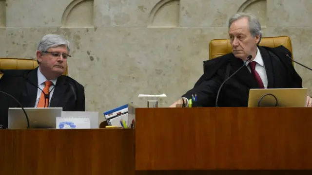 Rodrigo Janot, ao lado do ministro Lewandowski, acusa Cunha de ter pressionado pelo pagamento de propina