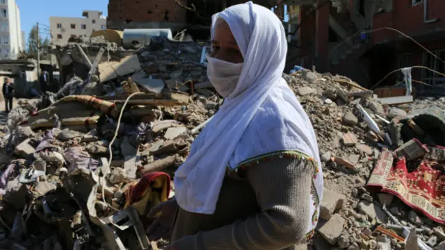 Halime Buz, "Hayatımız gitti, onca yıllık emeğimiz gitti" diyerek ağlıyor. 