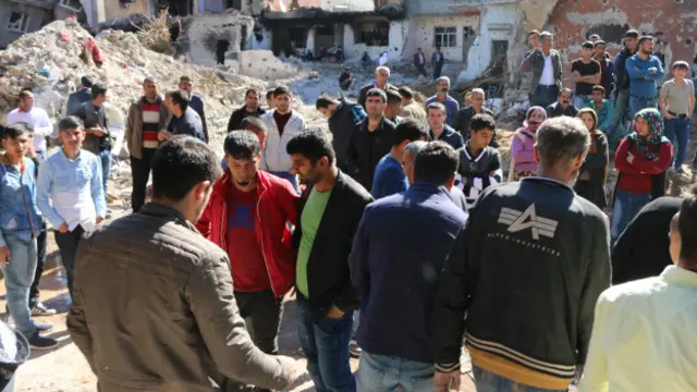 Bir binada ceset bulunması üzerine bina önünde toplanan Cizreliler. 