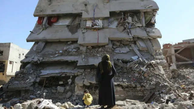 Cizre'de yasağın kalkmasından sonra ilçelerine dönenler evlerini yıkılmış halde buldu.