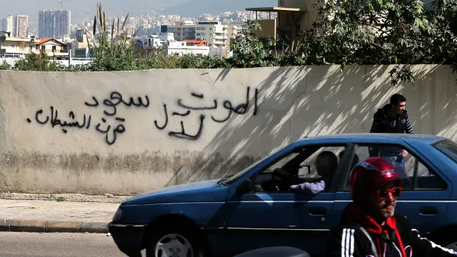 تنتشر العبارات المعادية للسعودية في الجنوب حيث يسيطر حزب الله