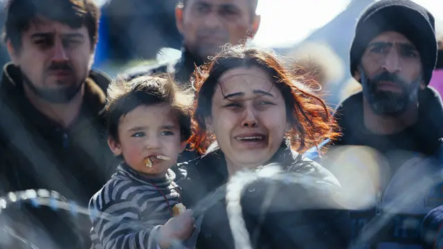 Los únicos beneficiados con estos muros y vallas, según algunos expertos, han sido los traficantes de personas.