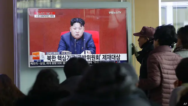 د لنډ واټن ویشتونکو توغندیو له توغولو وروسته، خلک پر تلوېزیون د خپل مشر کیم جون اون خبر ته ګوري