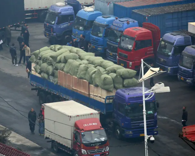 辽宁丹东中朝友谊桥海关内等候清关前往朝鲜的卡车（3/3/2016）