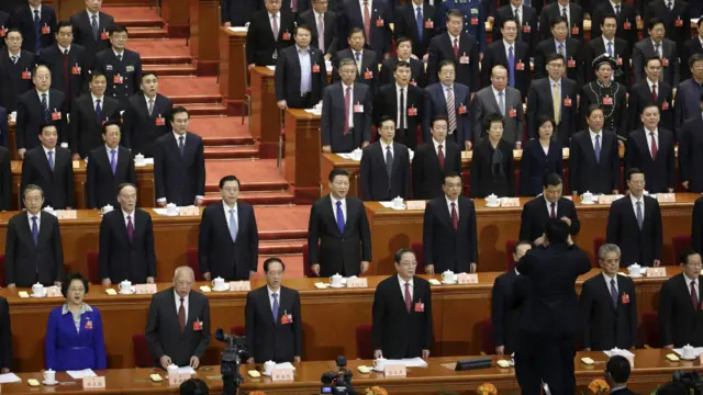 與會人員在人民大會堂內唱國歌