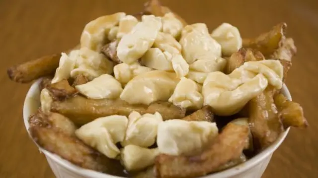 Kızarmış patates üzerine peynir ve et suyundan yapılan sos dökülerek hazırlanan poutine, Kanada'nın en sevilen yemeklerinden.