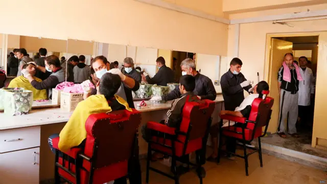 له څلوېښتو ورځو درملنې وروسته، هره ورځ د ناروغانو ځان مینځل ددوی په څېرو کې بدلون راولي چې د یوه عادي وګړي په توګه ښکاري. 