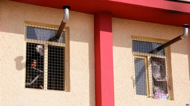 ددغه روغتیايي مرکز فضا د دمې کولو یوه ځای ته ورته ده. خو چارواکي یې وايي ځینې وخت په نشه روږدو کسانو د تېښتې هڅه کړې ده، خو بریالي شوي نه دي. 