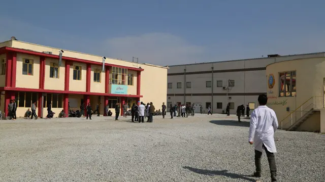 د کاغذ پر مخ لیکل شوي چې په دې مرکز کې د ۱۵۰۰ کسانو درملنه کېدای شي، خو هلته عملاً د ۷۵۰ کسانو درملنه دوام لري. 