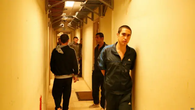 اوس هغه خونې او د آرام کولو ځایونه چې وړاندې امریکايي ځواکونو ګټه ترې اخیسته، په نشه روږدو کسانو پکې اړولي دي. 