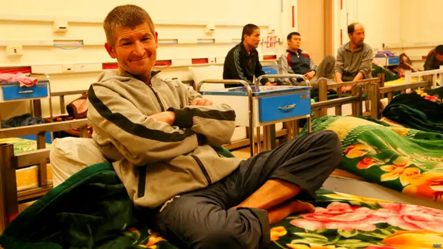 د رحیم الله په نامه په نشه دغه روږدي سړي تر ۱۰ ډېر کاله نشه يي توکي کارولي. اوس په دغه مرکز کې له درملنې وروسته خپلې راتلونکې ته خوشبین ښکاري. 