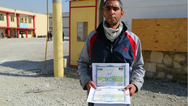 روږدي کسان ورزش هم کوي او پخپلو کې سپورتي سیالۍ هم لري. 