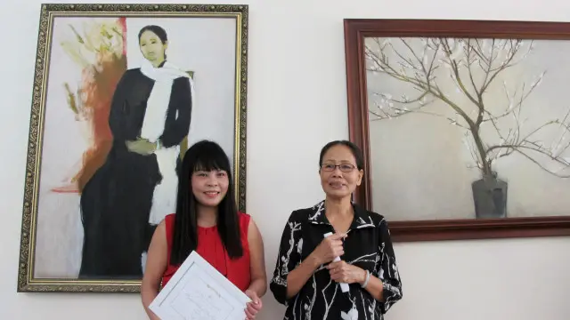 Nhà thơ Ý Nhi trao Giải thơ cho Nguyễn Hoàng Anh Thư (trái)