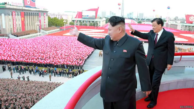 Kim Yong Un junto a un alto miembro del partido comunista chino, Li Yunshan