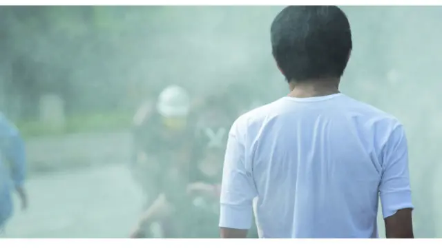 圖為〈自焚者〉劇中為香港爭取民主而入獄，最後絕食而死的青年。