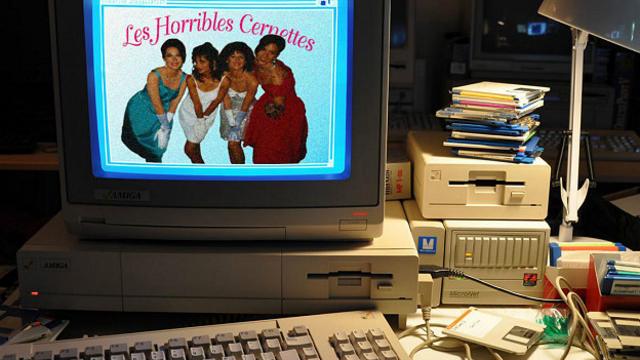 Фотография музыкальной группы Cernettes на экране старого компьютера