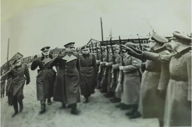 Генерал Андрей Власов вместе с германскими офицерами принимает парад "Русской Освободительной Армии"