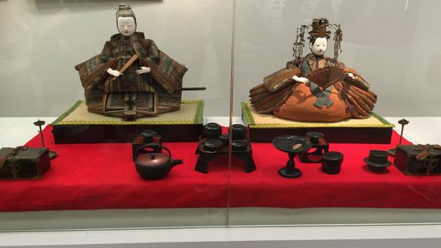 Cùng với những bước tiến của lịch sử từ thời Edo tới nay, búp bê Hina cũng như cách trưng bày búp bê Hina cũng thay đổi. Sau đây, xin giới thiệu tới độc giả một số đại diện cơ bản qua các thời kỳ. Năm 1866
