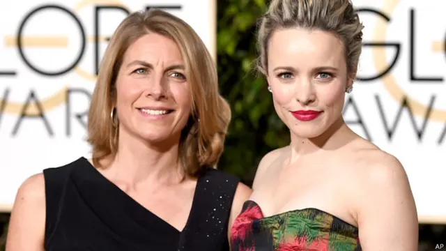 Sacha Pfeiffer, izq., junto a Rachel McAdams, que la interpreta en el film Spotlight 