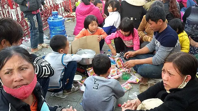 Một số người biểu tình nấu mì tôm ăn tại nơi xuống đường