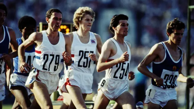 Los británicos Sebastian Coe, Steve Cram y Steve Ovett protagonizaron una electrizante final en los 1.500 metros planos en Moscú participando bajo la bandera olímpica.