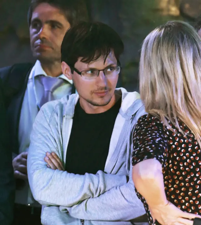 Павел Дуров (в центре) уверен, что технически невозможно лишить безопасного общения только террористов, не поставив под удар личную переписку законопослушных граждан