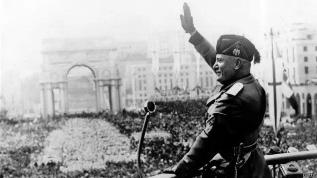 Mussolini fue -entre otros cargos y títulos- primer ministro de Italia entre 1922 y 1943.