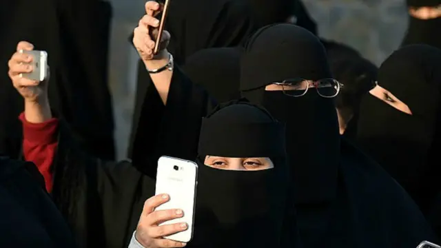 تېر کال په دې هېواد کې په لومړي ځل مېرمنو وکولى شول چې د ښاروالۍ په ټاکنو کې برخه واخلي