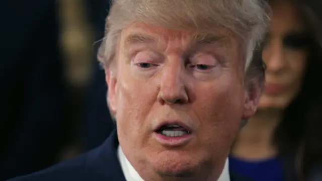 يتبنى ترامب موقفا متشددا تجاه اللاجئين.