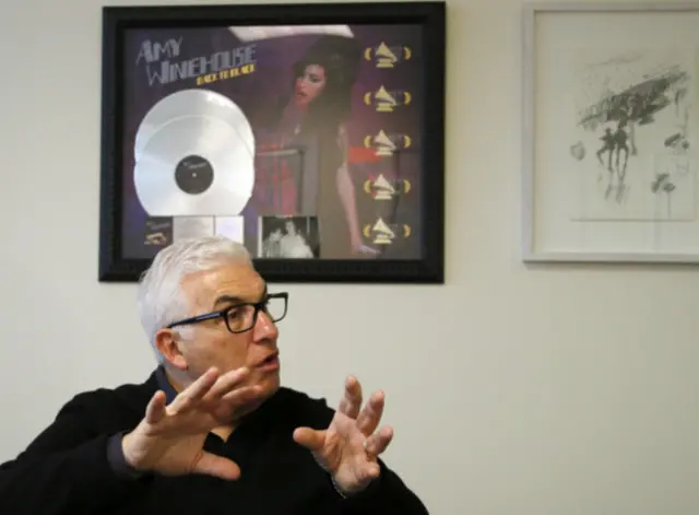 Батька Емі Вайнхауз вважає, що документальний фільм про його покійну доньку зображує її негативно