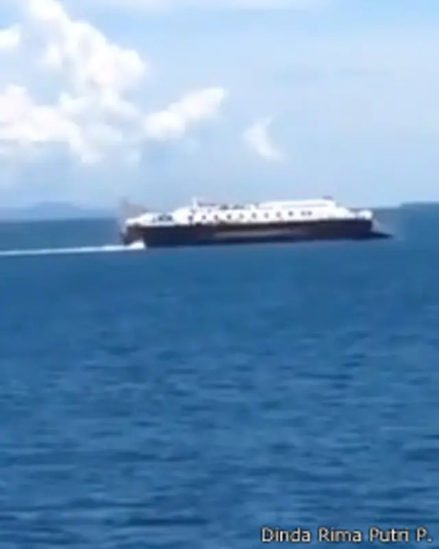 Kapal Ravelia sesaat sebelum tenggelam.