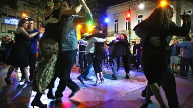 布宜诺斯艾利斯的标准夜生活：在圣特尔莫区（San Telmo）多利戈广场（Plaza Dorrego）跳探戈。(Alexander Hassenstein/Getty)