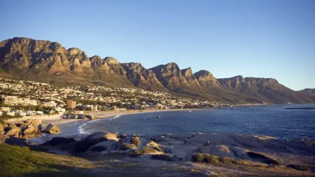 富足的营地湾（Camps Bay）有着美丽的海滩和适合单身人士的夜生活。(Gianluigi Guercia/AFP/Getty)