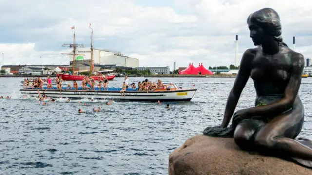 哥本哈根地标——小美人鱼塑像（图片来源：Nikolai Linares/AFP/Getty)