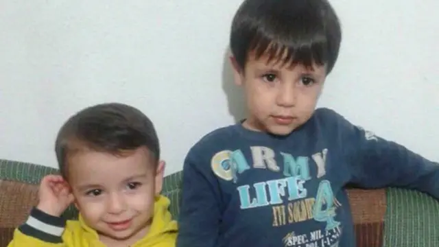 آلان کردی (چپ) و گالیب برادر 5 ساله اش همراه با مادرشان در آبهای مدیترانه غرق شدند