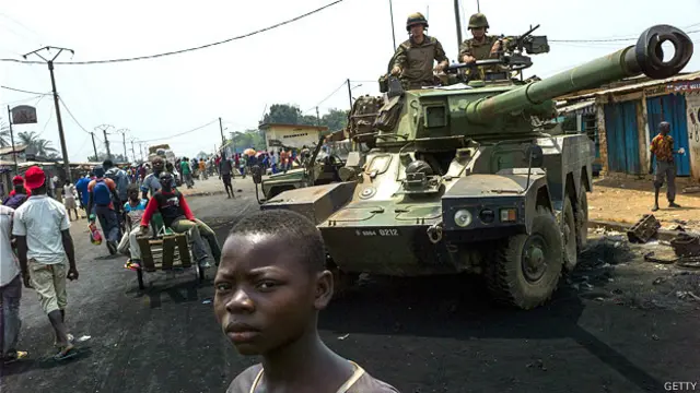 Soldado con el característico casco azul usado por tropas en misiones de la ONU