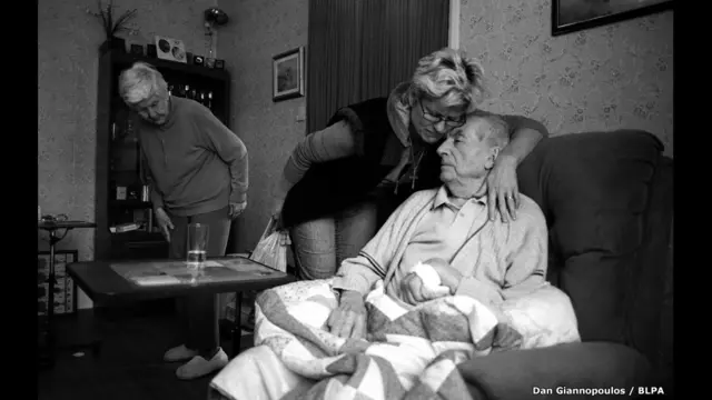 Dennis es visitado por su hija más joven, Jane