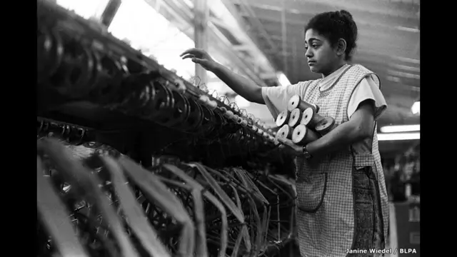Throwing and Winding, tejiendo seda, Suffolk Occidental