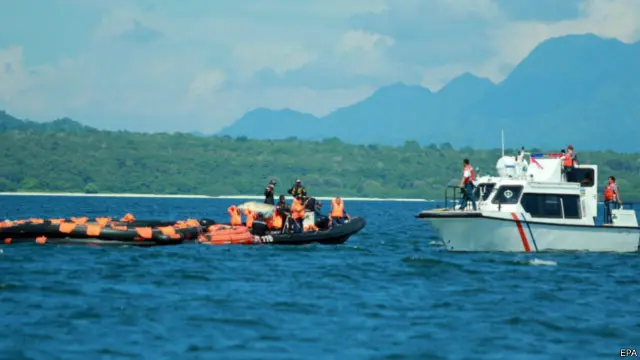Kapal Rafelia membawa 82 orang. 76 orang selamat, 5 meninggal dunia. Hingga Senin (07/03), nahkoda kapal belum ditemukan 