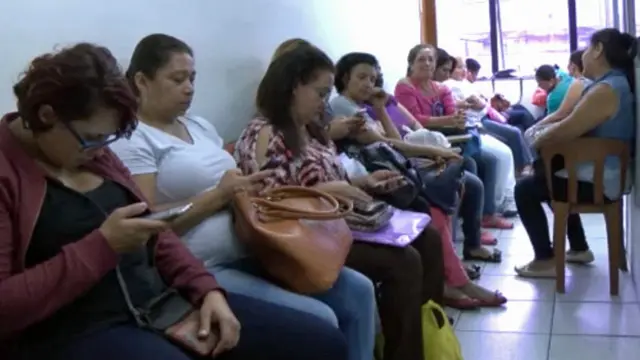 Mujeres solicitando trabajo