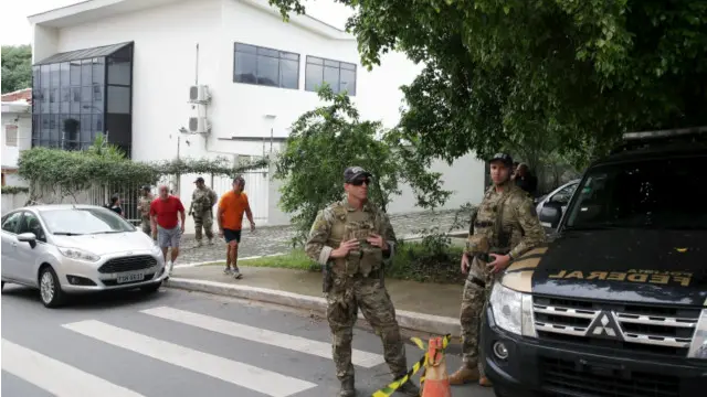 PF durante ação de busca e apreensão no Instituto Lula, nesta sexta